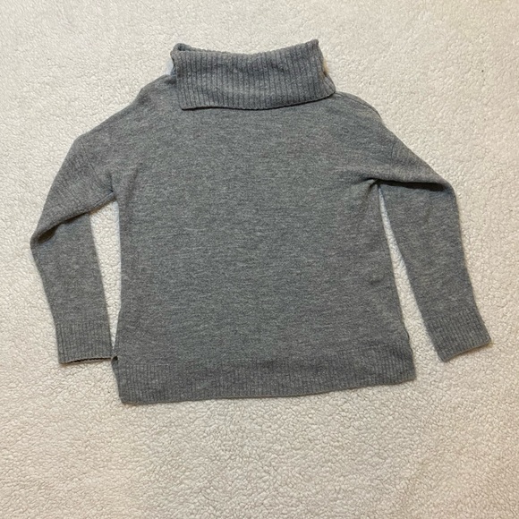 Banana Republic Women's Gray Long Sleeve Sweater Size Medium - Picture 3 of 3